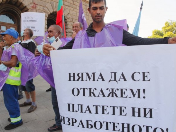 Докато служители на "Автомагистрали - Черно море" протестираха заради неизплатени