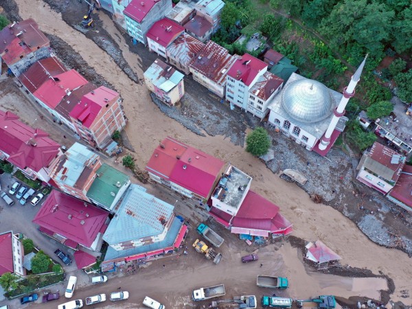 Броят на загиналите при наводненията и свлачищата в Северна Турция
