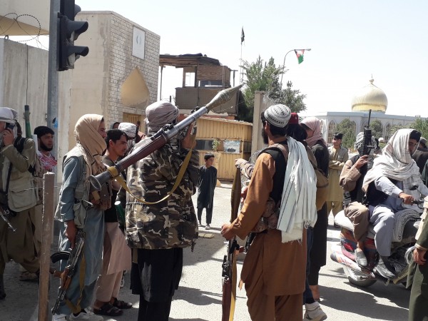 Талибаните обявиха прехвърлянето на контрола над град Мазари-Шариф, административен център