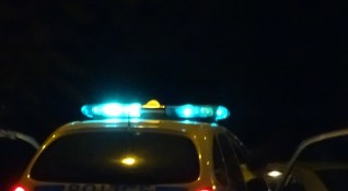 Двама полицаи от Пловдив са пострадали тази нощ по време