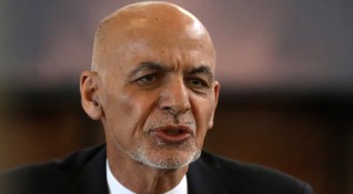Президентът на Афганистан Ашраф Гани е избягал от Кабул заедно
