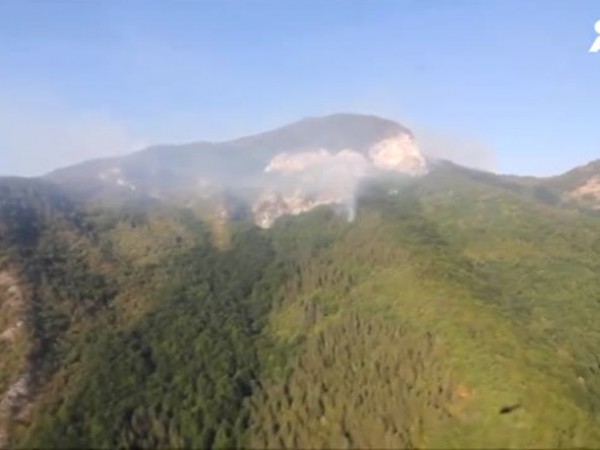 Шести ден продължава гасенето на горския пожар над родопското село