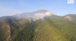 Шести ден продължава гасенето на горския пожар над родопското село