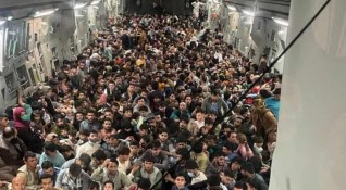 Една необикновена снимка показва отчаяното бягство на стотици афганистанци от