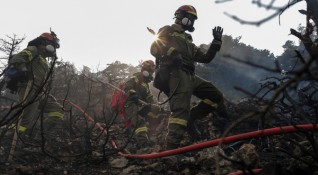 Горски пожар наложи евакуацията на хиляди хора от района Вар