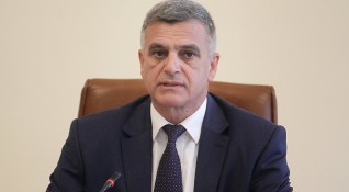 Премиерът Стефан Янев съобщи че към момента ситуацията с пожара