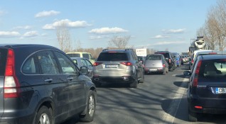 Входът на Бургас откъм магистрала Тракия е блокиран от автомобили