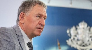 Здравният министър Стойчо Кацаров разпореди новите противоепидемични мерки да влязат