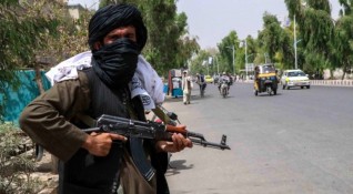 Талибаните щурмуват къща по къща в търсене на афганистанци предатели