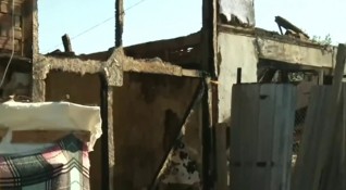 Майка и трите й деца останаха без дом след пожар
