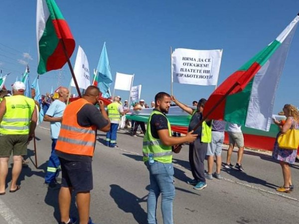 Работниците на "Автомагистрали-Черно море" и днес затвориха за час възлово