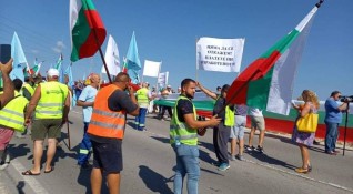 Работниците на Автомагистрали Черно море и днес затвориха за час възлово