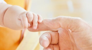 Млади съпрузи лекувани от коронавирус видяха за първи път бебето