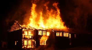 Голям пожар е горял в карловското село Войнягово Изпепелена е