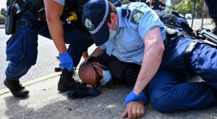 Полицията в Австралия арестува стотици протестиращи срещу ограничителните мерки в