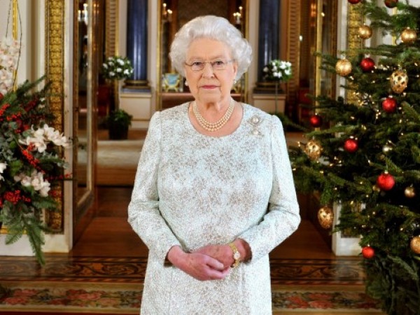 Кралица Елизабет II наредила на висши служители на двореца да