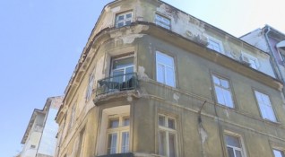 Отново сигнал за опасна сграда в центъра на София Този