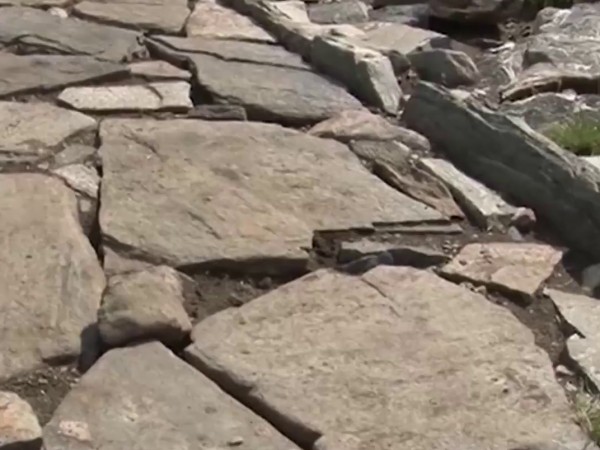 Извадени камъни, счупени парапети и мостчета. Това виждат туристите, които