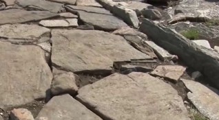 Извадени камъни счупени парапети и мостчета Това виждат туристите които