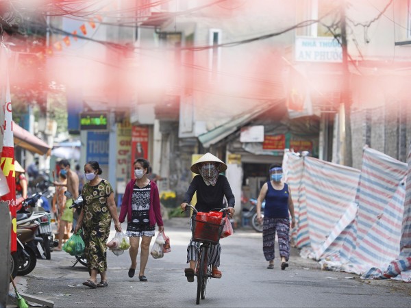 Най-многолюдният виетнамски град - Хошимин, от днес е в строг