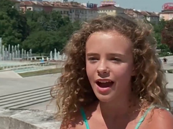 Българка играе в холивудска продукция с Арнолд Шварценегер. 11-годишната Дебора
