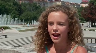 Българка играе в холивудска продукция с Арнолд Шварценегер 11 годишната Дебора