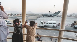 Украински самолет пристигнал в Кабул за да евакуира граждани на