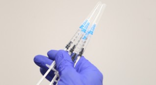 България има готовност за поставяне на трета доза ваксина срещу
