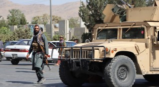 Талибаните поеха контрола над части от летището в Кабул обяви