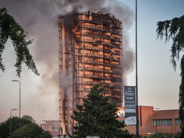 Модерна жилищна сграда в Милано изгоря напълно, а 20 души