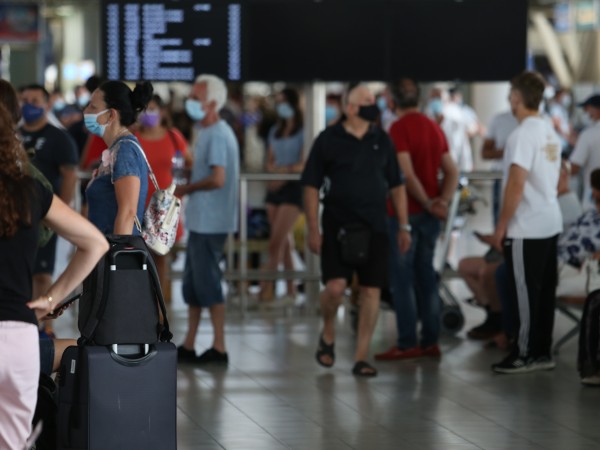 Пътниците, които пристигат със самолети на летище София, се поставят