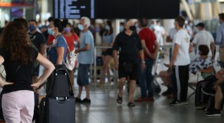 Пътниците които пристигат със самолети на летище София се поставят