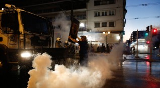 Сблъсъци между демонстранти и полиция на протеста срещу задължителната ваксинация