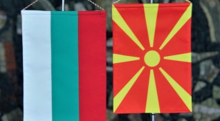 Знамето пред сградата на българското консулство в македонския град Битоля