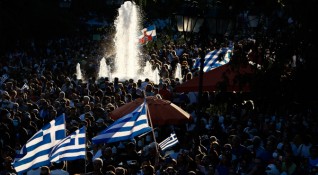 Задължителната ваксинация на медиците в Гърция предизвика масови протести и