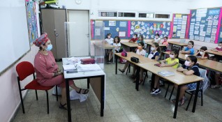В Израел учениците днес се връщат на училище със задължително