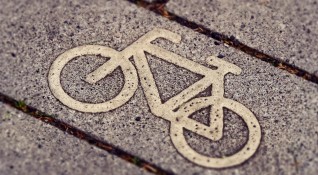 12 годишно момиче с колело е било блъснато от товарен автомобил
