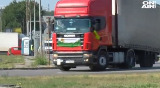 В знак на протест камиони блокираха движението на Дунав мост