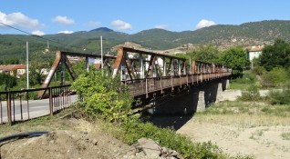 Демонтажът на над 80 годишния мост над река Струма в Симитли