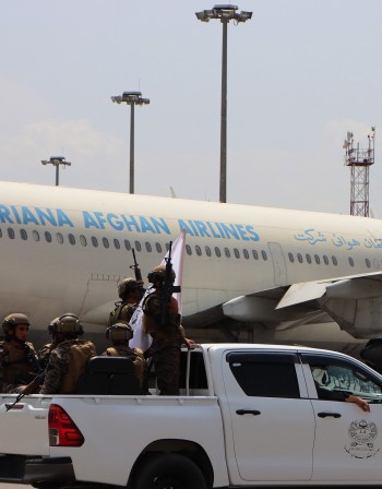 Възстановиха вътрешните полети от летището в Кабул 