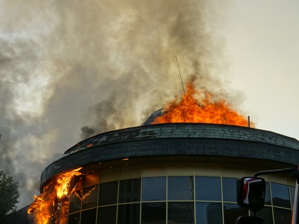 Голям пожар избухна в центъра на Благоевград, предаде "Фокус". На