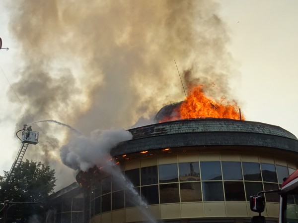 Пожар гори в центъра на Благоевград. Дим е обхванал емблематичната