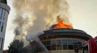 Пожар гори в центъра на Благоевград Дим е обхванал емблематичната