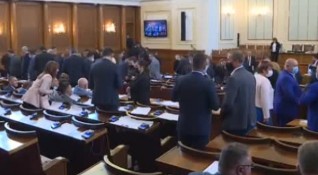 Продължават разногласията в Народното събрание Днешният ден приключи с изненадващи