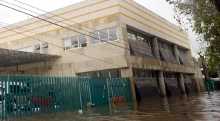Поне 16 пациенти са починали след наводнение в болница в