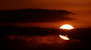 Слънцето изгрява над планински масив край испанския град Навара Снимка