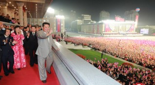 Снимка БГНЕССеверна Корея организира парад за да отбележи годишнина от