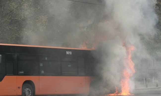 Автобус се запали в София и блъсна три коли
