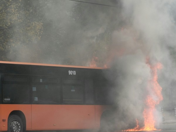 Градски автобус се запали в София и блъсна три коли.Инцидентът