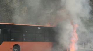 Градски автобус се запали в София и блъсна три коли Инцидентът